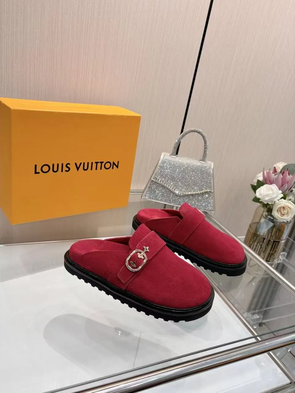 👟👟Ex-factory price 440👟👟 lv's new Baotou half-drag winterbreak comfert flat slippers lv letter and monogram floral embellished leather pattern, with sheepskin lining, suitable for indoor and outdoor wear. The water table is made of high-density foam material, which is light and comfortable. The sole has a certain thickness and the heightening effect is also good! Boutique size:35-46